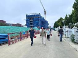 人们站在火车旁走AI 生成的内容可能不正确。