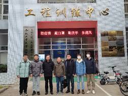 一群人站在商店前描述已自动生成